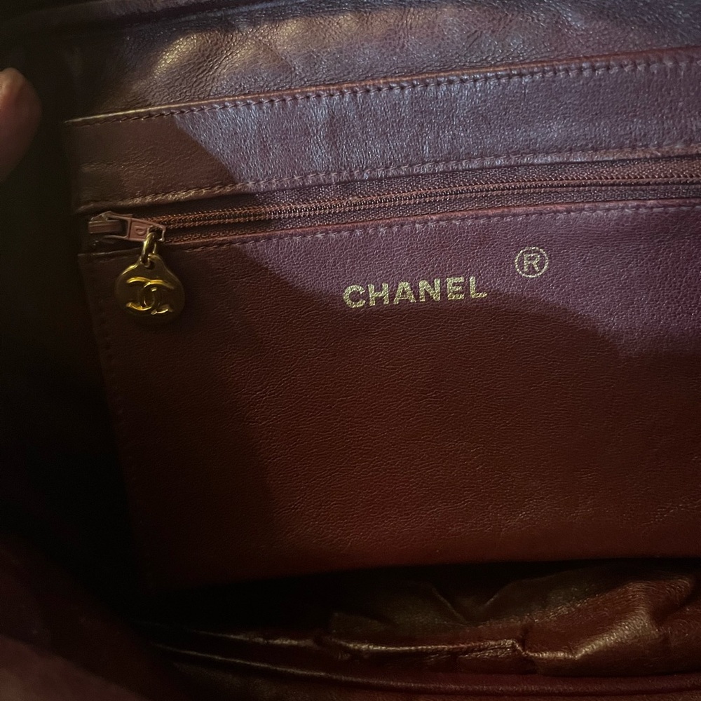 CHANEL Black Quilted Leather Shoulder Bag with Gold Chain - Picture 5 of 13